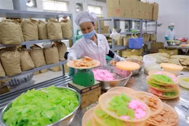 Không dễ quản lý thị trường thực phẩm tự làm trong dịp Tết