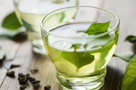 Có nên uống trà xanh khi bụng đói?