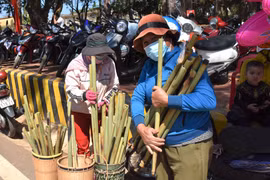 Pleiku: Cơm lam của người Jrai "hút" khách dịp Tết