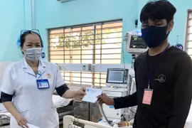 Bảo hiểm Xã hội Gia Lai trao 10 phần quà cho bệnh nhân nghèo