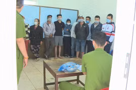 Vây bắt hàng chục đối tượng đánh bầu cua trên vỉa hè