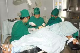 Tấm lòng của những thầy thuốc áo xanh