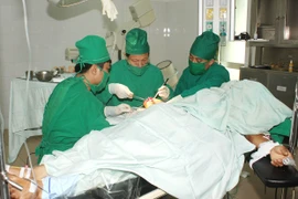 Tấm lòng của những thầy thuốc áo xanh
