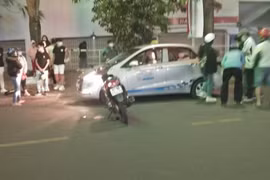 Pleiku: Xe taxi va chạm với xe máy, 2 người bị thương