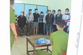 Vây bắt hàng chục đối tượng đánh bầu cua trên vỉa hè
