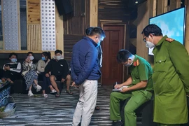 Pleiku: Phát hiện quán karaoke lén lút mở cửa đón khách