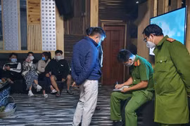 Pleiku: Phát hiện quán karaoke lén lút mở cửa đón khách