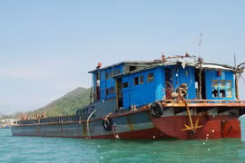 Phát hiện chiếc tàu "lạ" chở 71 kiện hàng trôi tự do trên biển