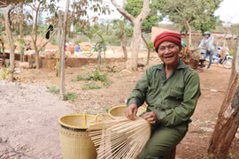 Ia Bang duy trì nghề đan gùi truyền thống