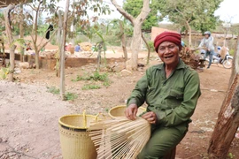 Ia Bang duy trì nghề đan gùi truyền thống