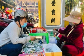 Đầu năm mua muối cầu may