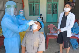 Lấy mẫu xét nghiệm SARS-CoV-2 toàn bộ cư dân phường Đoàn Kết, thị xã Ayun Pa