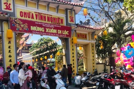 Gia Lai: Nhộn nhịp dòng người đi lễ chùa, tảo mộ ngày đầu năm mới