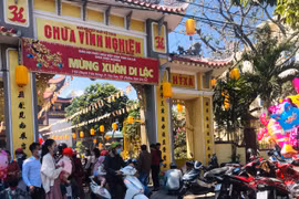 Gia Lai: Nhộn nhịp dòng người đi lễ chùa, tảo mộ ngày đầu năm mới