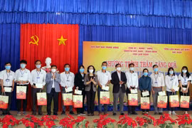 Đồng chí Trương Thị Mai trao quà Tết tặng đội ngũ y tế tại Lâm Đồng