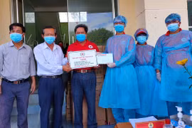 Hội Chữ thập đỏ tỉnh Gia Lai tặng quà các địa phương vùng dịch