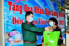 Binh đoàn 15 chăm lo Tết cho người dân biên giới