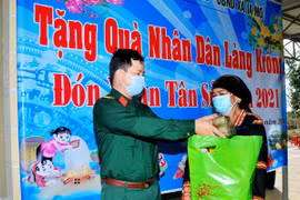 Binh đoàn 15 chăm lo Tết cho người dân biên giới