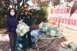 Hội Liên hiệp Phụ nữ xã Tân Bình ủng hộ 1 tạ gạo và hơn 1 tấn rau củ quả cho khu cách ly