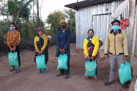 Tặng 4 tấn gạo cho người nghèo huyện Đak Đoa