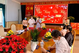 Chủ tịch UBND tỉnh Võ Ngọc Thành thăm, tặng quà CDC Gia Lai và Bệnh viện Đa khoa tỉnh