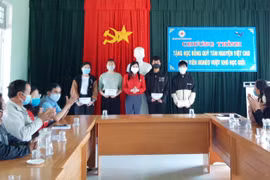Đak Pơ: 10 sinh viên nghèo được nhận học bổng Tâm Nguyện Việt