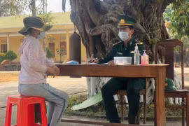 Những người lính mặc áo blouse trắng trên tuyến đầu chống dịch