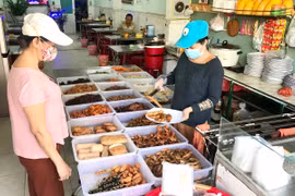 Pleiku: Sôi động thị trường thực phẩm, hoa quả cúng rằm tháng Giêng