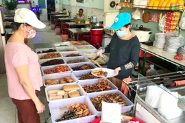 Pleiku: Sôi động thị trường thực phẩm, hoa quả cúng rằm tháng Giêng