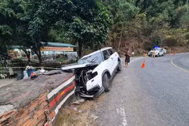 Ôtô mất lái lao vào tường, một người chết, ba người bị thương nặng