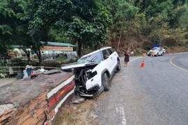 Ôtô mất lái lao vào tường, một người chết, ba người bị thương nặng