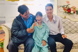 Bệnh viện Mắt Quốc tế Sài Gòn-Gia Lai phẫu thuật miễn phí cho bệnh nhân nhi đục thủy tinh thể bẩm sinh hiếm gặp