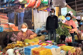 Gia Lai: Người dân vùng biên chủ động phòng dịch khi đi sắm Tết