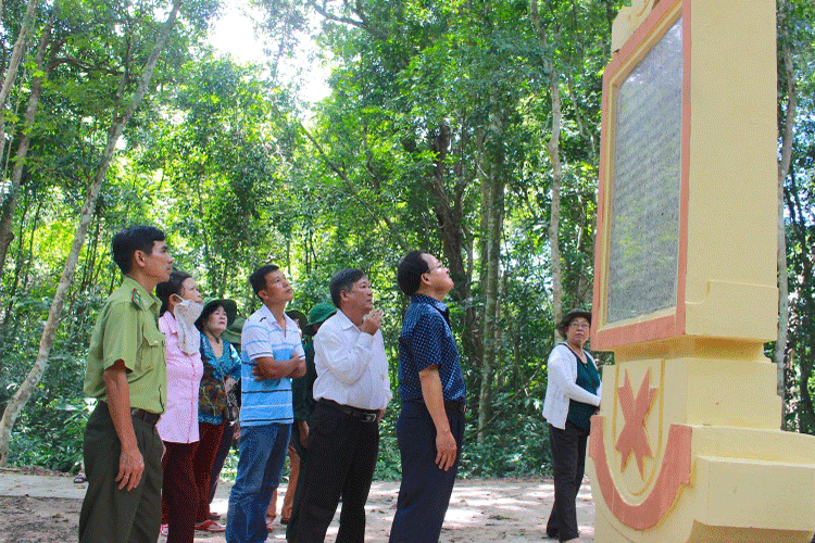 "Tìm hiểu về Căn cứ cách mạng Khu 10-xã Krong giai đoạn 1945-1975"