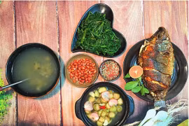 Chồng 'nghiện' cơm nhà vì ngoài hàng có món gì, vợ biết nấu món đó