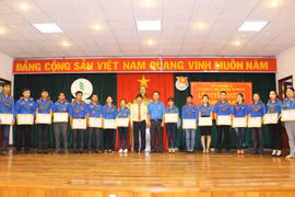 Tặng giấy khen cho 20 cán bộ Đoàn xuất sắc năm 2017