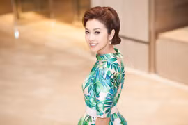 Hoa hậu Jennifer Phạm đẹp thanh lịch với váy hoa xanh tại sự kiện