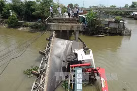 Sập cầu vì quá trọng tải, tài xế cùng xe lao xuống sông