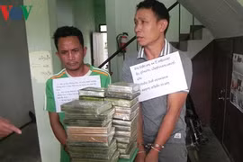Bắt 2 đối tượng người Lào vận chuyển 33 bánh heroin
