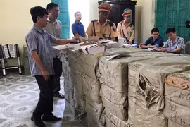 Xe khách chở hơn một tấn pháo