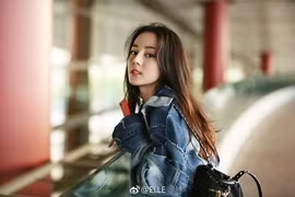 Cô gái 17 tuổi được khen xinh đẹp giống Địch Lệ Nhiệt Ba