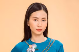 Thanh Thủy Next Top diện áo dài hoa sen