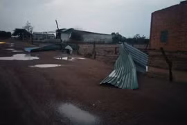 Mưa đá, lốc xoáy khiến hàng trăm ngôi nhà sập, nhiều người bị thương