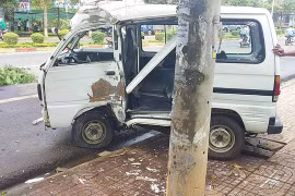 Ô tô mất lái lao vào trụ điện, tài xế văng xuống đường tử vong