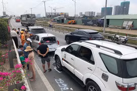 Tông liên hoàn kép 9 xe trên cao tốc, cửa ngõ TP.HCM kẹt cứng