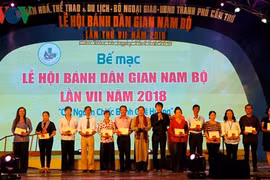 Nửa triệu du khách đến với Lễ hội bánh dân gian Nam bộ