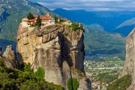 Độc đáo tu viện Meteora 'lơ lửng' trên núi tại Hy Lạp