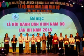 Nửa triệu du khách đến với Lễ hội bánh dân gian Nam bộ