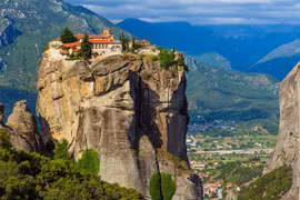 Độc đáo tu viện Meteora 'lơ lửng' trên núi tại Hy Lạp