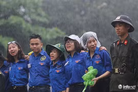 Lực lượng tình nguyện đội mưa làm "hàng rào mềm" tại Đền Hùng